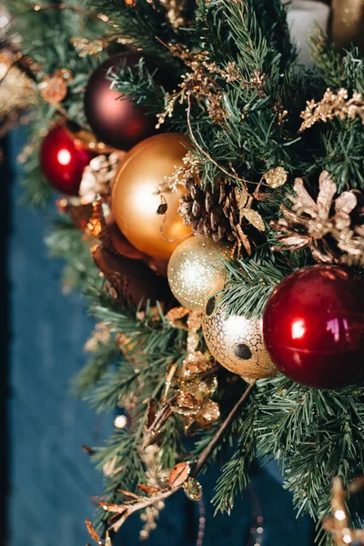 Vánoční Strom Zdobí Zlaté Červené Zářící Koule — Stock fotografie