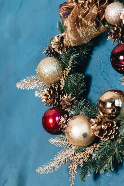クリスマス リース松ぼっくりときらびやかなボールは 青の背景にお祭りの装飾 — ストック写真