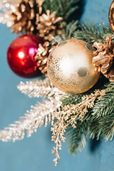 Árbol Navidad Decorado Con Bolas Doradas Brillantes — Foto de Stock