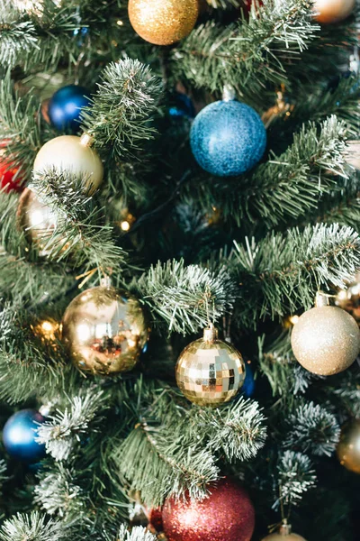 Arbre Noël Décoré Boules Brillantes Dorées Bleues — Photo