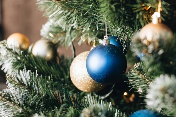 カラフルなボールで飾られたクリスマス ツリー — ストック写真