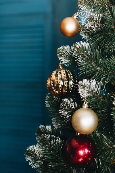 Noel ağacı renkli topları ile dekore edilmiştir. 