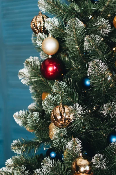 カラフルなボールで飾られたクリスマス ツリー — ストック写真