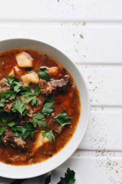 maydanoz, et ve biber ile lezzetli domates çorbası