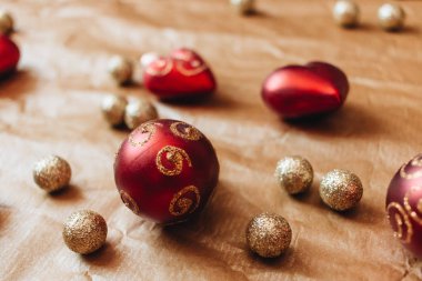 kırmızı ve altın Noel topları, Festival arka plan 