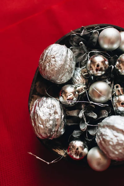 Decoración Navideña Con Bolas Plata Bolas Conos Pino Sobre Fondo — Foto de Stock