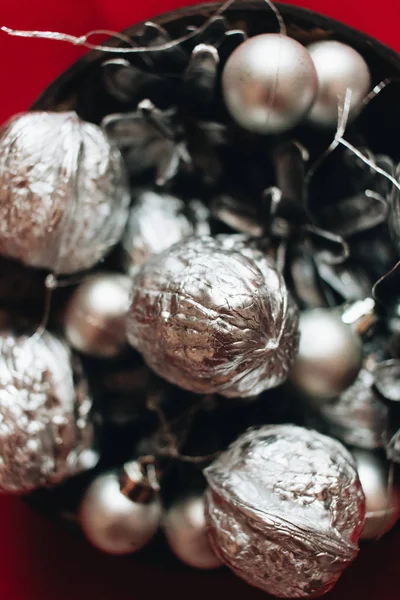 Noel Dekorasyon Gümüş Toplar Baubles Ile Çam Kozalakları — Stok fotoğraf
