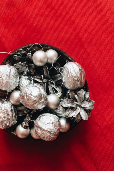Çam Kozalakları Kırmızı Zemin Üzerine Gümüş Toplar Baubles Ile Noel — Stok fotoğraf