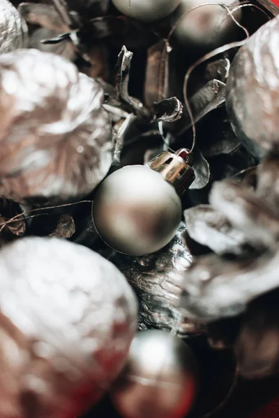 Decoración Navideña Con Bolas Plata Adornos — Foto de Stock