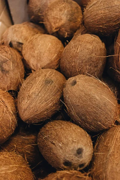 Högen Kokosnötter Tropiska Frukter Bakgrund — Stockfoto