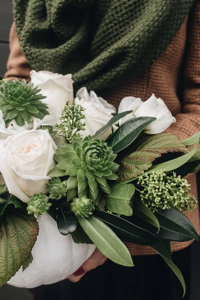 Mujer Sosteniendo Hermoso Ramo Con Flores Blancas Plantas Exóticas Verdes —  Fotos de Stock