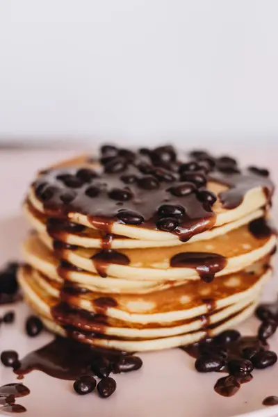 Pila Deliciosos Panqueques Caseros Con Salsa — Foto de Stock