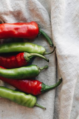 taze kırmızı ve yeşil biber yığını 