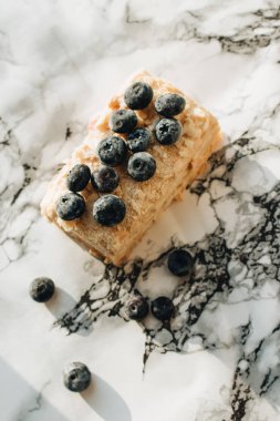 mermer masa, tatlı tatlı üzerinde yaban mersini ile lezzetli kek parçası 