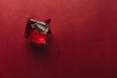 buz küp kırmızı zemin üzerine düz lay 