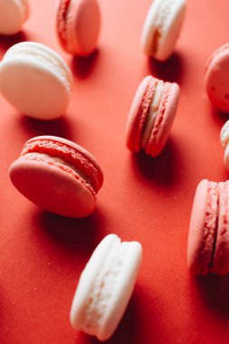 kompozisyon üzerinde kırmızı tablo şekerli tatlı lezzetli pembe macaroons 