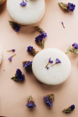 bileşimi lezzetli macaroons ve mor çiçekler