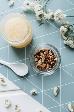 ceviz, bal ile masaya kaşık ve beyaz çiçek