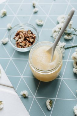 ceviz, bal ve masaya beyaz çiçek