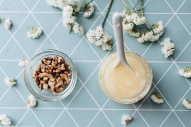 ceviz, bal ve masaya beyaz çiçek