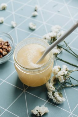 masaya kaşık ve beyaz çiçek ile tatlım