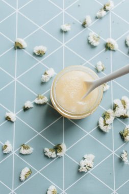 masaya kaşık ve beyaz çiçek ile tatlım