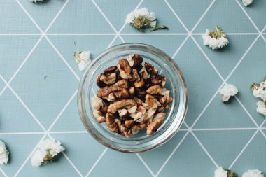 cam kase, sağlıklı beslenme kavramı içinde kabuklu ceviz yığını