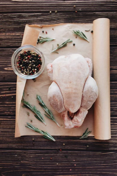Çiğ Tavuk Ahşap Masa Yemek Pişirmek Için Hazır Üzerinde Taze — Stok fotoğraf