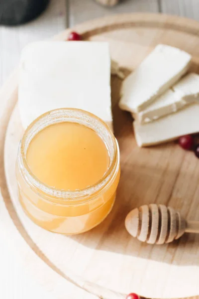 Honey Dipper Heerlijke Kaas Stuk Honing Houten Bord — Stockfoto