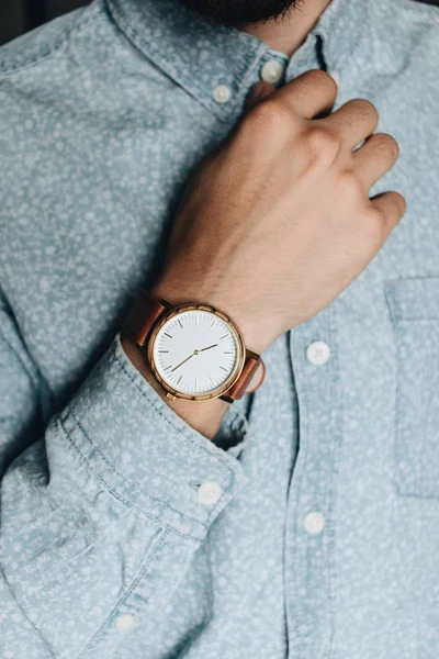 Manlig Hand Bär Snygga Armbandsur — Stockfoto