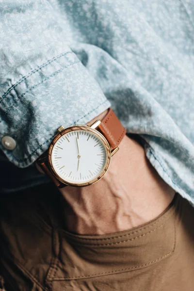 Manlig Hand Bär Snygga Armbandsur — Stockfoto