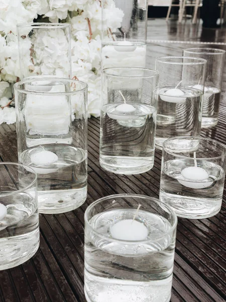 Fiori Bicchieri Sul Tavolo Elegante Decorazione Floreale — Foto Stock