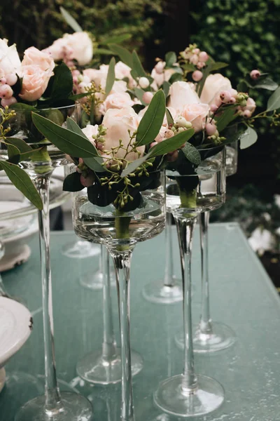 Fiori Sul Tavolo Elegante Decorazione Floreale — Foto Stock
