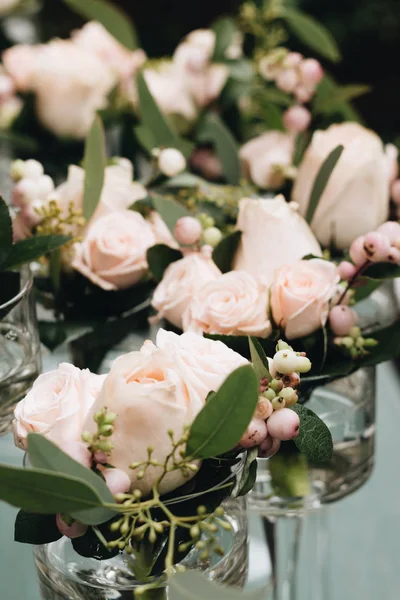 Flores Gafas Vino Sobre Mesa Elegante Decoración Floral — Foto de Stock