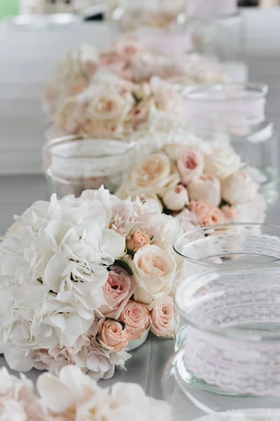 Flores Sobre Mesa Elegante Decoración Floral —  Fotos de Stock