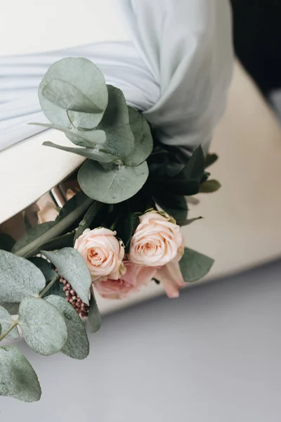 Cadeiras Decoradas Com Flores Estilo Casamento — Fotografia de Stock