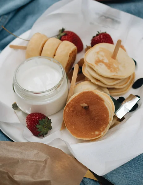 Stapel Heerlijke Huisgemaakte Pannenkoeken Met Zure Room — Stockfoto