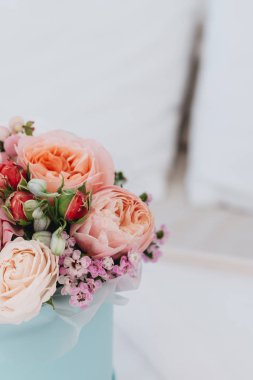 güzel bahar buket kutusunda ihale çiçekli