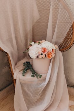 güzel bahar buket kutusunda ihale çiçekli