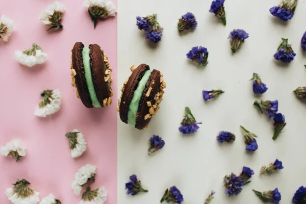 Samenstelling Van Heerlijke Chocolade Bitterkoekjes Florale Bloemblaadjes — Stockfoto