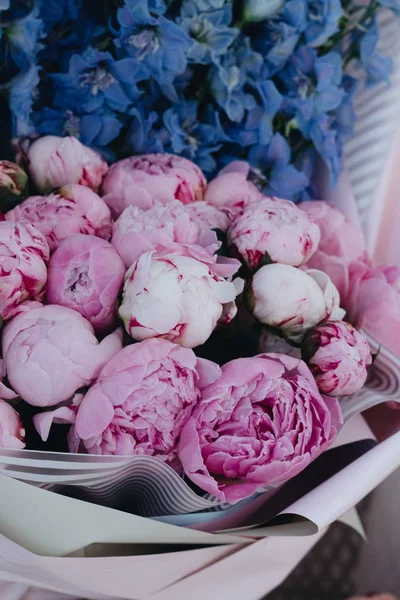 Entzückender Hochzeitsstrauß Mit Rosa Rosen — Stockfoto