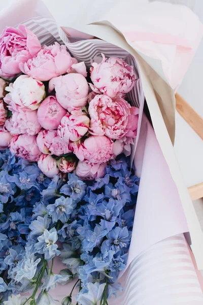 Schöner Frühlingsstrauß Mit Zarten Blauen Und Rosa Blüten — Stockfoto