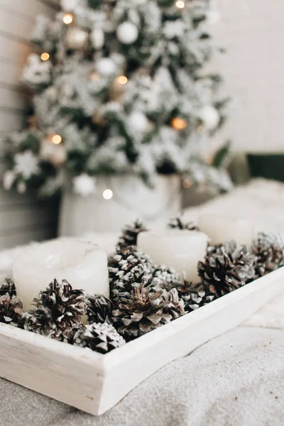 Décoration Noël Avec Bougies Blanches Cônes Pin — Photo