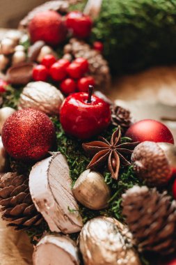 Çam kozalakları ve kırmızı topları, festival dekorasyon ile Noel çelenk