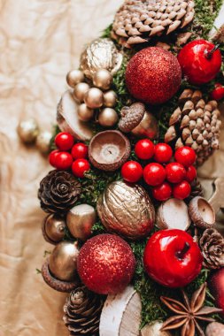 Çam kozalakları ve kırmızı topları, festival dekorasyon ile Noel çelenk