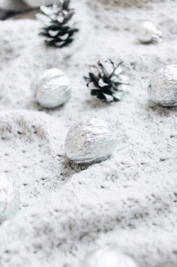 gümüş toplar ve çam kozalakları beyaz arka plan, Noel desen üzerinde düz lay
