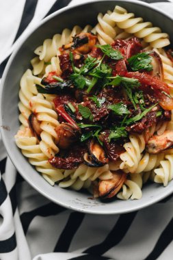 domates, midye ve otlar ile lezzetli makarna 