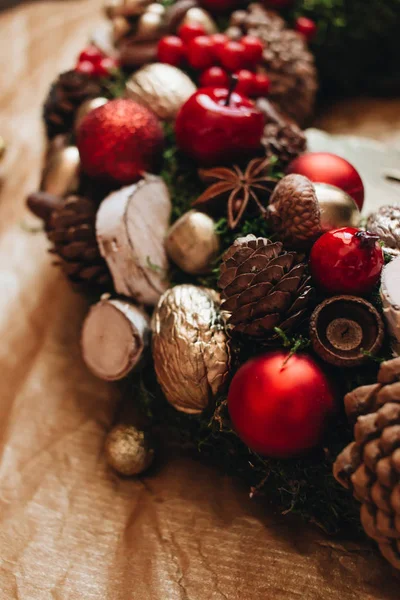 松ぼっくりと赤のボール お祝いデコレーション クリスマス リース — ストック写真