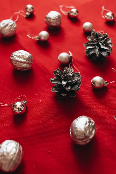 Plano Bolas Plata Conos Pino Sobre Fondo Rojo Patrón Navidad — Foto de Stock