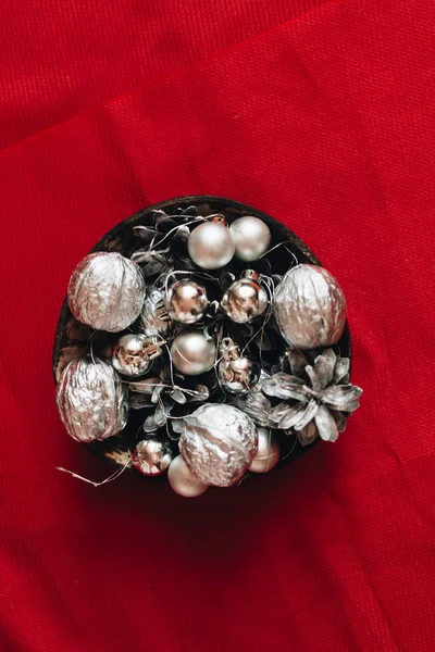 Çam Kozalakları Kırmızı Zemin Üzerine Gümüş Toplar Baubles Ile Noel — Stok fotoğraf